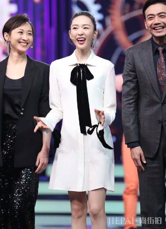 童瑶竟穿黑丝带白裙装嫩,竟有些可爱是怎么回事!