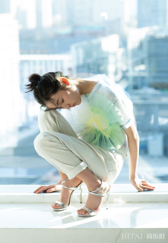 张子枫扎丸子头,换双高跟鞋秒变女神,美到了骨子里了。