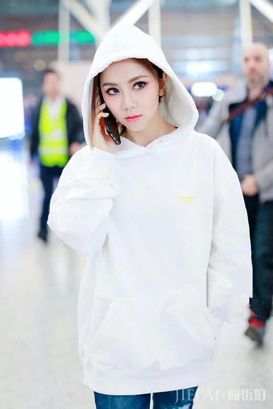 邓紫棋瘦成“一线天”后,烂大街的搭配都能这么好看!