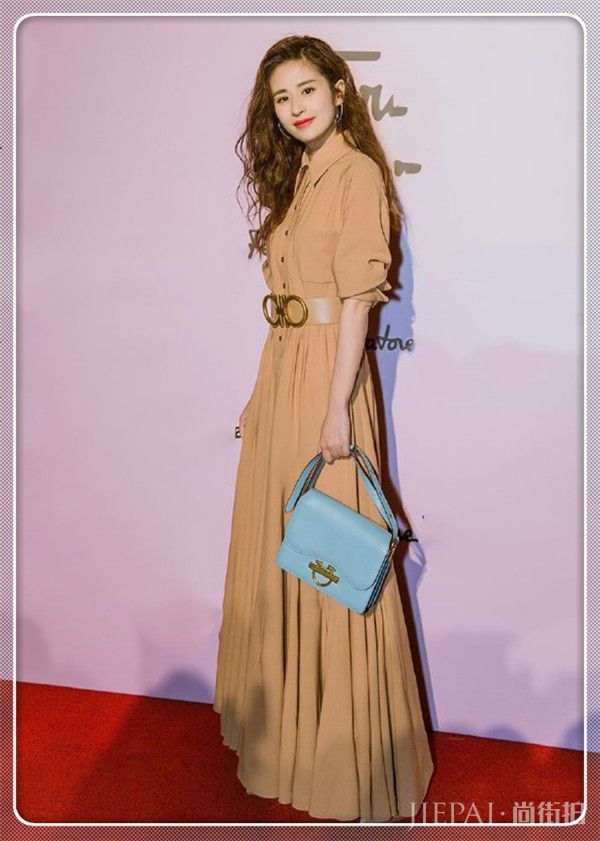 颖儿一头黄卷发性感炸天!