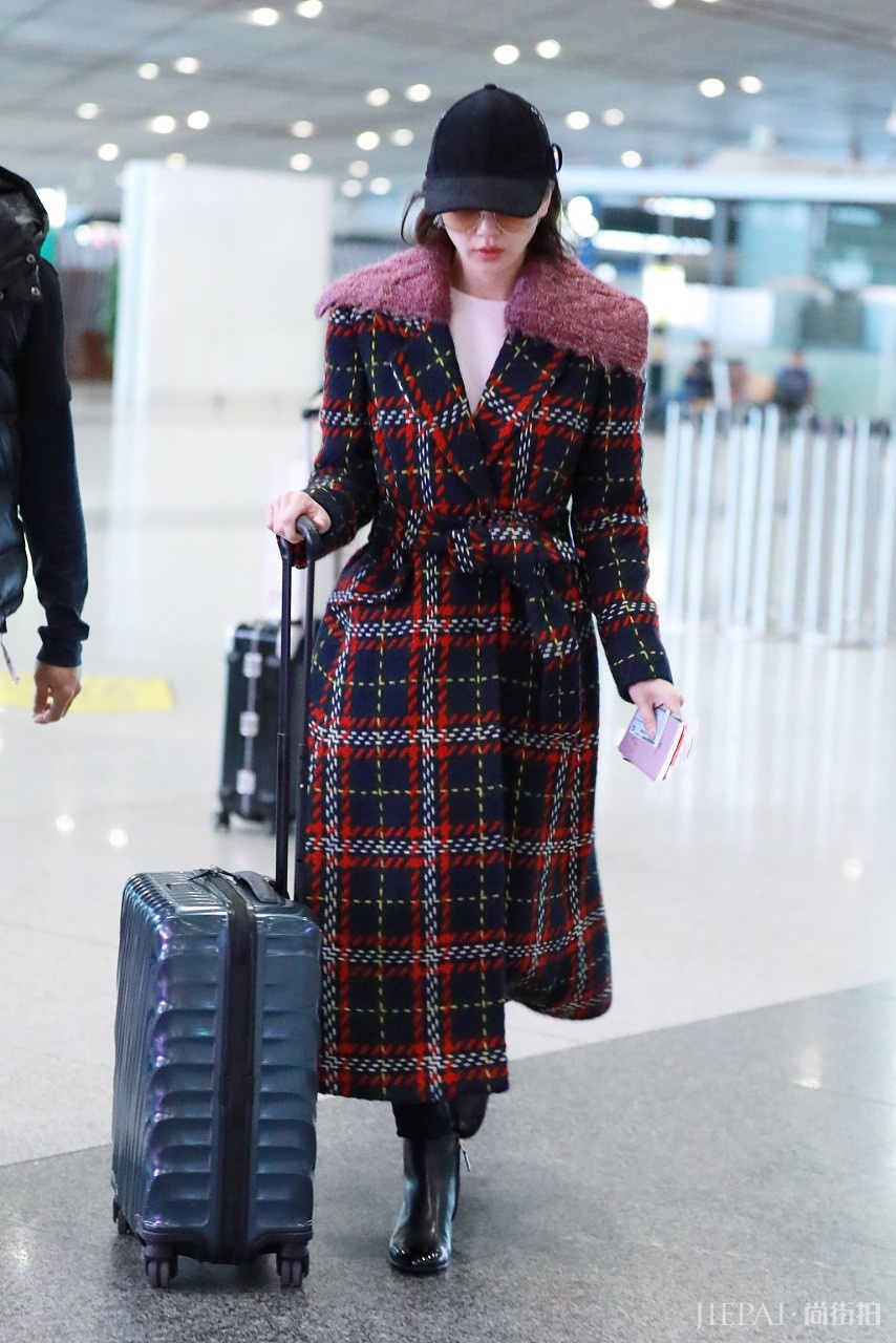 冬季的潮流时尚毛领大衣 再冷也不怕了