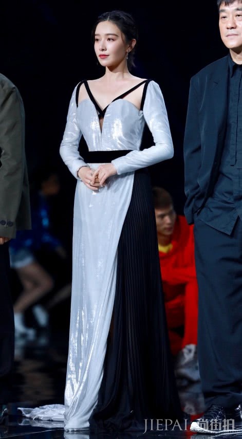 阚清子机场街拍太有趣了,裤子和鞋子一起开衩,腿长秀翻天!