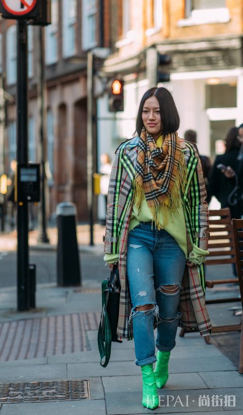 中长款大衣配什么围巾 夸张高饱和度做冬季主角