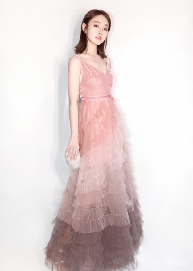 张佳宁拿着一块石头走红毯?轻松就吸引了无数人的眼球