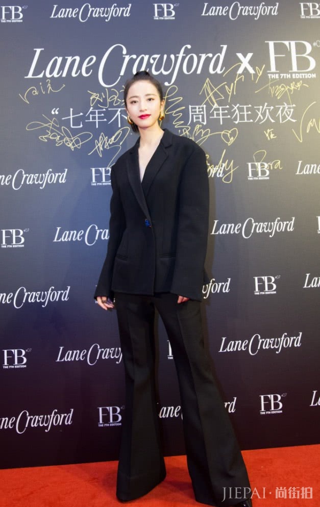 周雨彤的“花洒裤”，穿上气场杠杠的