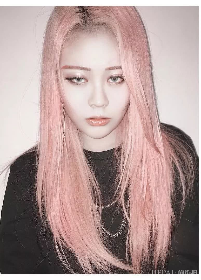 纹身、穿孔、粉发、娃娃脸,这个不完美的“坏女孩”靠什么成为韩国当下最夯时尚博主?