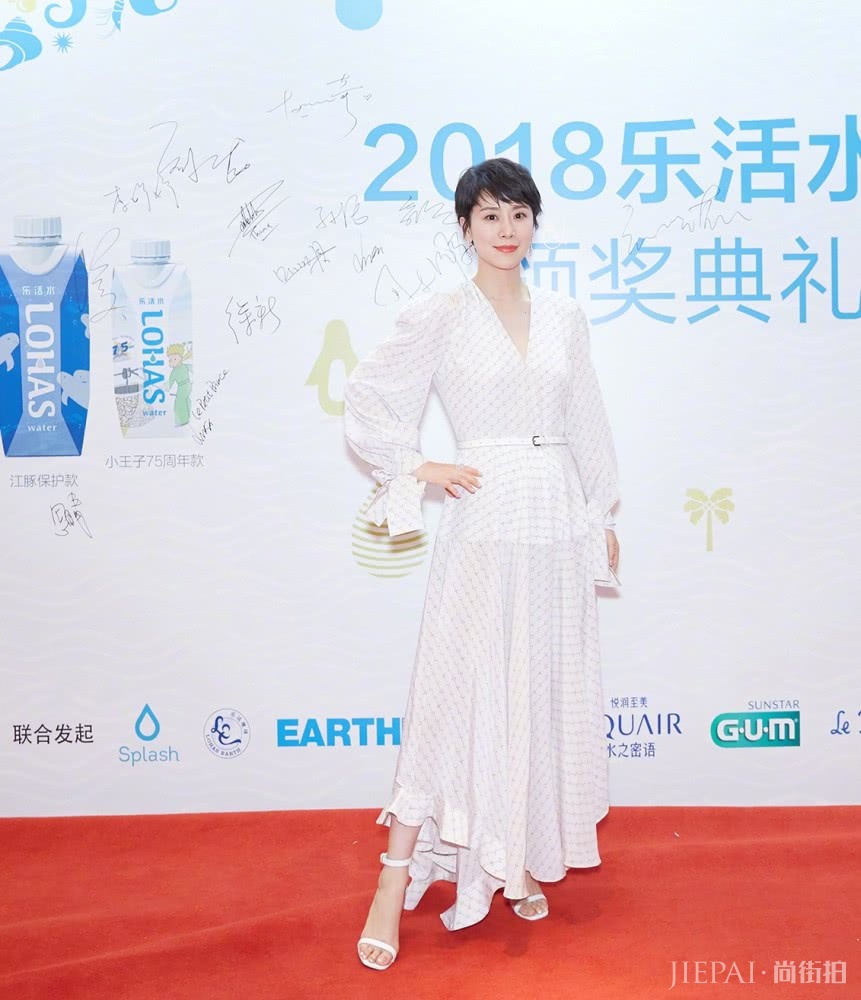 海清穿白色印花长裙 时尚又优雅