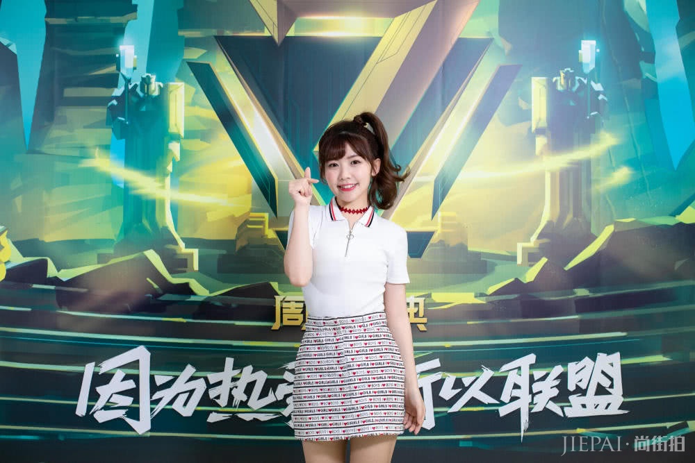 赖美云扎双马尾辫,穿紫色衣服美丽又可爱!