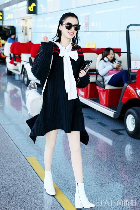 黄圣依露美腿 学院风短裙搭配蝴蝶结青春冻龄