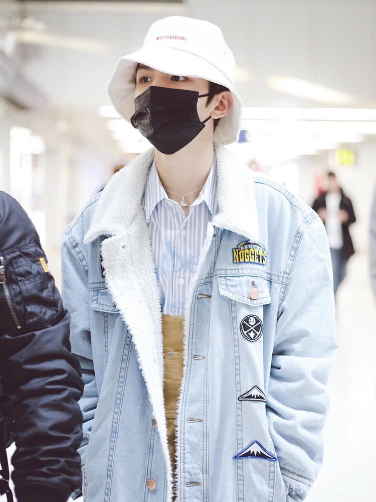 还在穿呢大衣？明星街拍都改穿保暖又时尚的加绒牛仔了