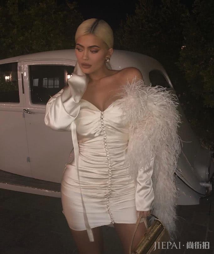 卡戴珊金小妹紧身羽毛裙像只白天鹅美翻了！