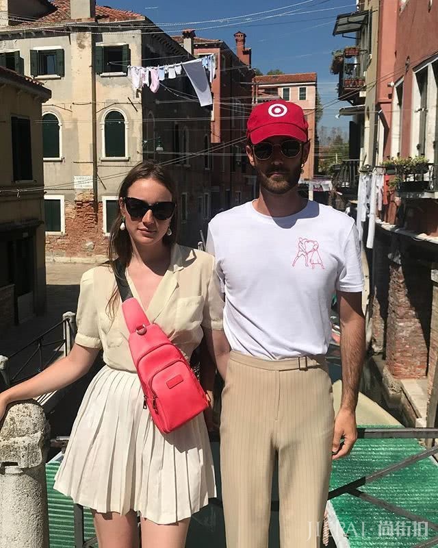 3年来每天都穿情侣装！这对法国ins网红果真相爱了