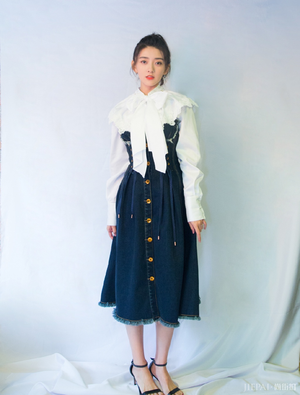 梁洁身穿复古套装韵味十足,我被惊艳了