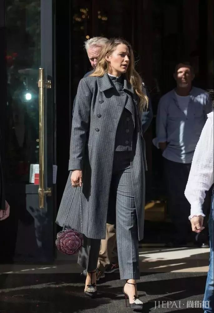 这个颜色最高级，比驼色更好穿