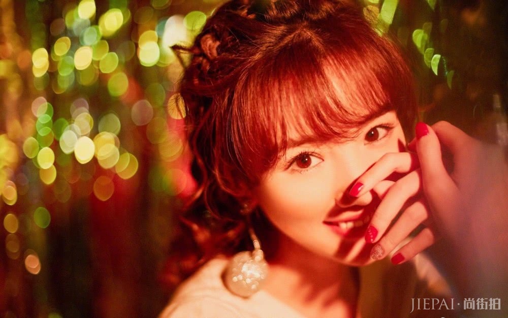 毛晓彤最近将头发烫卷了,画风变回20岁,看了也想烫卷发