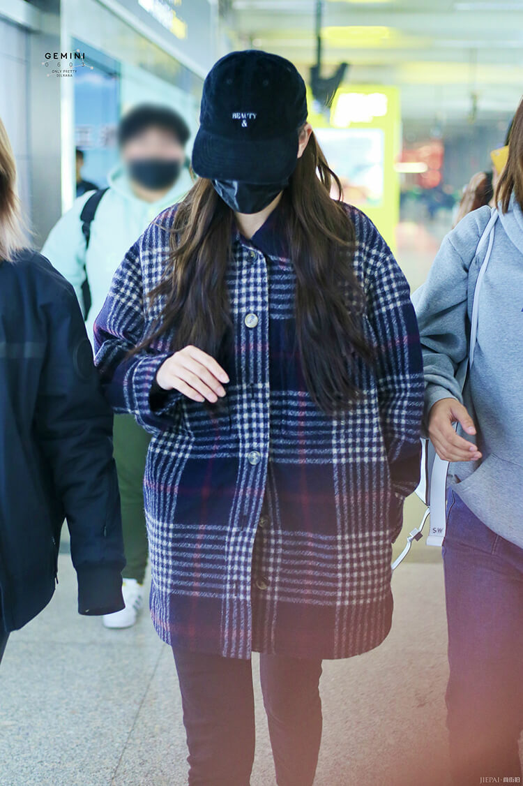 迪丽热巴穿7千多的男款格纹衬衫走机场,却被吐槽没有腰