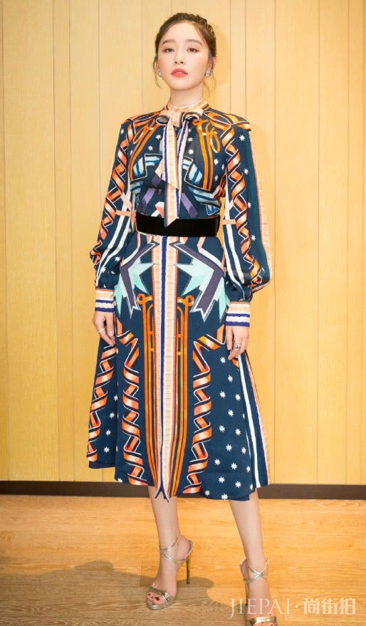 阚清子机场街拍太有趣了,裤子和鞋子一起开衩,腿长秀翻天!