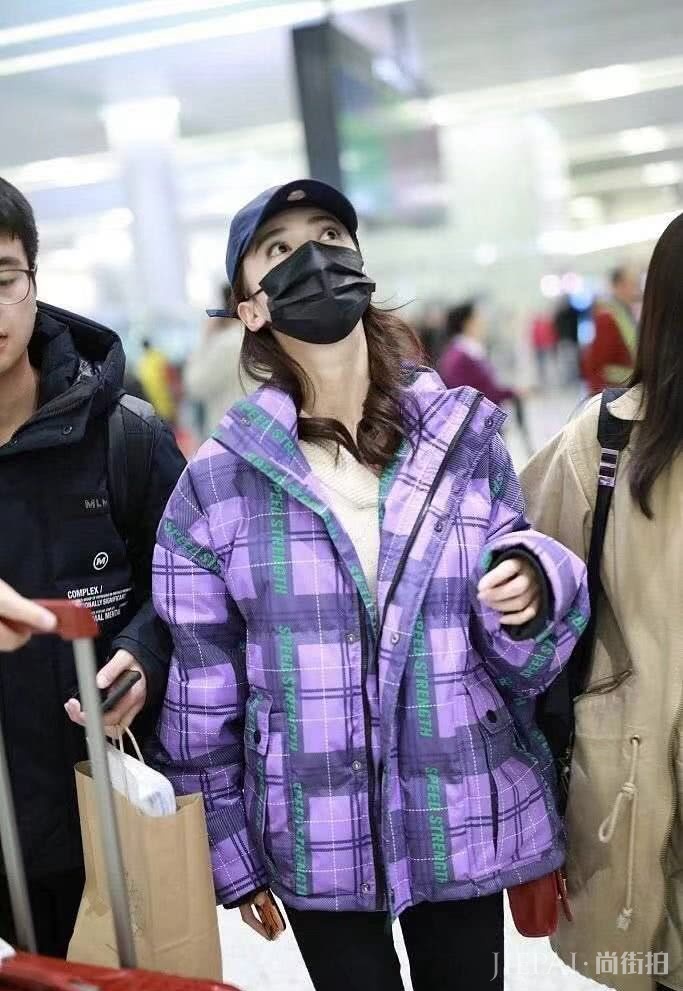吴谨言小羊羔夹克搭配渔夫帽,少女感十足