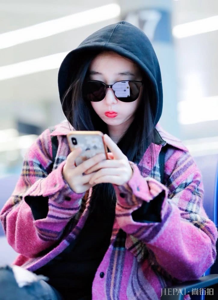 蒋梦婕机场街拍撞衫杨幂,穿同一款粉色格纹外套,美得像少女