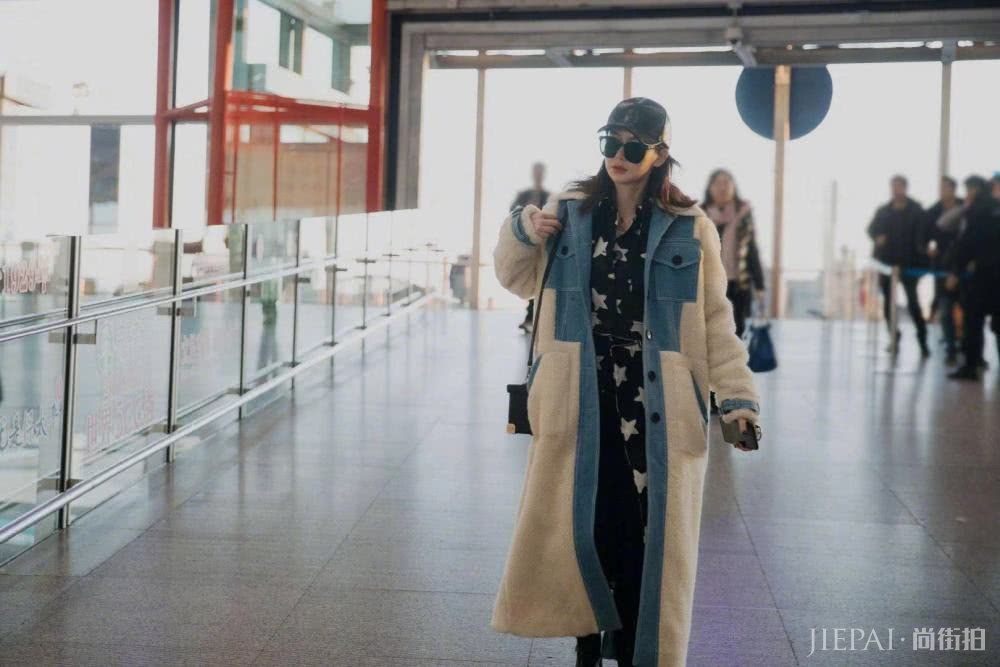 戚薇撞衫张天爱，同款风衣演绎不同季节时髦搭