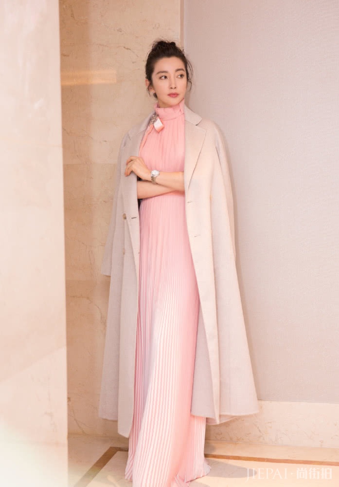 李冰冰一袭粉色裙清新减龄，少女感爆棚