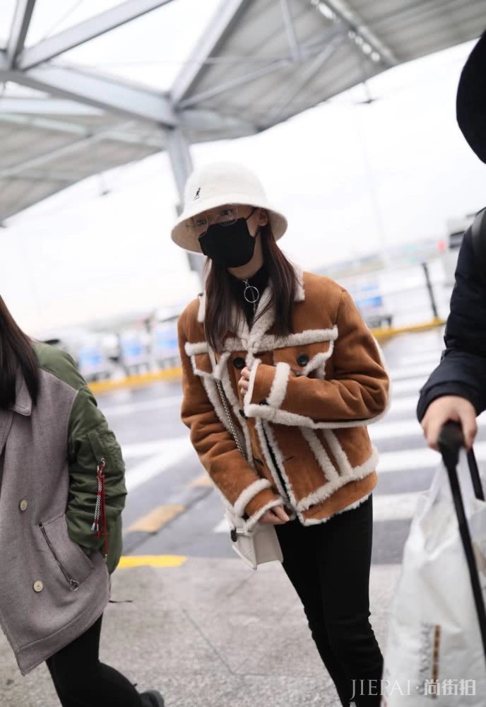 吴谨言小羊羔夹克搭配渔夫帽,少女感十足