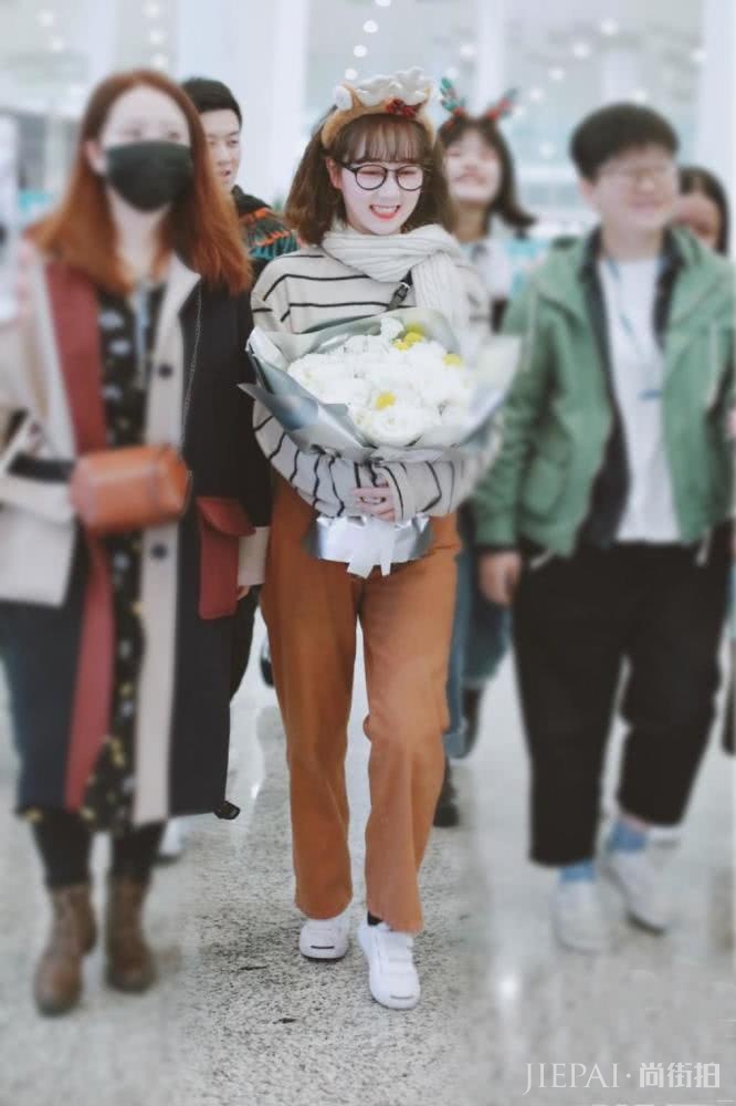 被《创造101》淘汰,机场却获众人簇拥,打扮减龄一笑超可爱