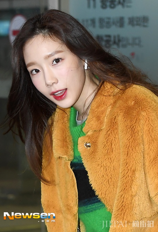 从头到脚流淌着美丽 泰妍闪耀造型亮相出国路