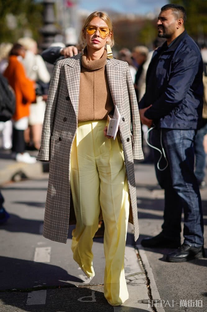 欧美街拍 大衣里穿这三件，怎么搭都好看