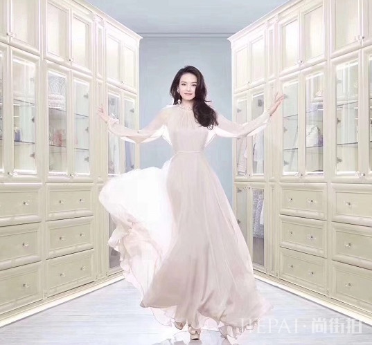 舒淇深V连衣裙!穿出少女感!