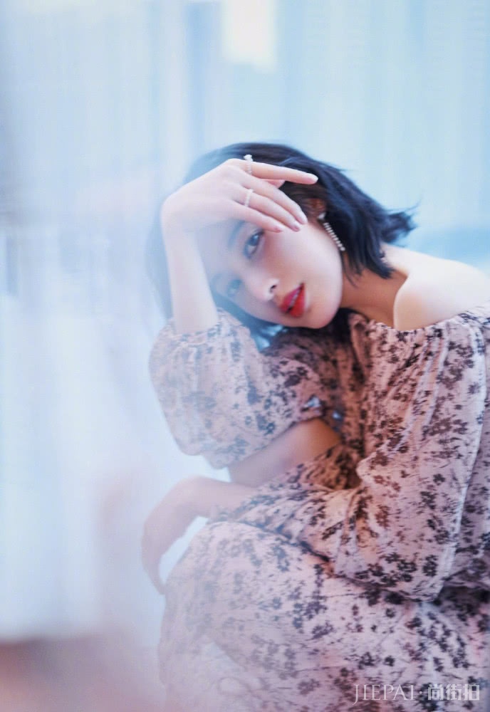 张俪剪短发搭配连衣裙气场开挂,重新美回20岁
