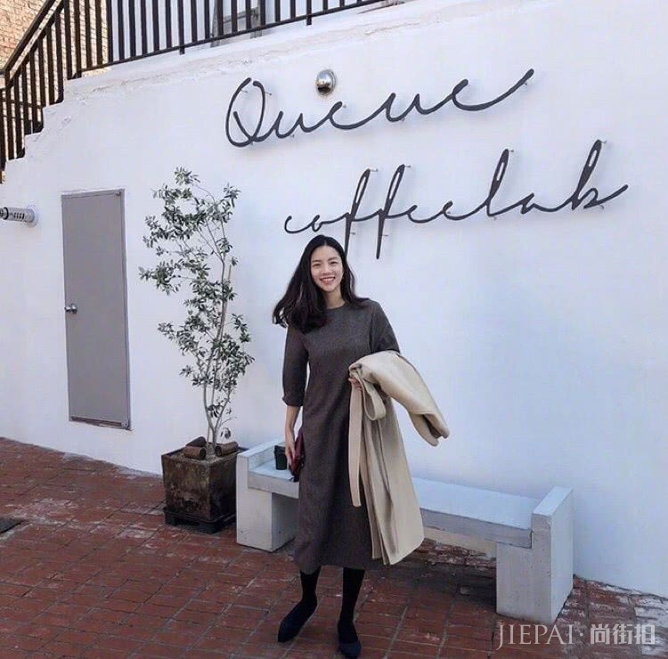 大衣+裙装，搭出冬季优雅俏皮职场气质风格