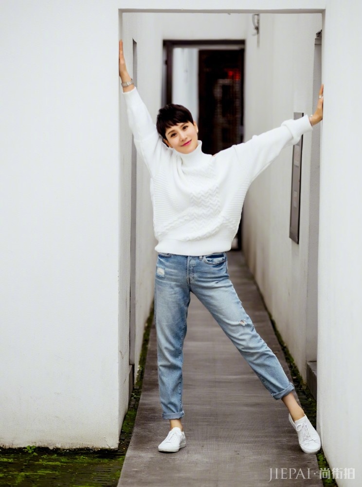 海清穿白色印花长裙 时尚又优雅