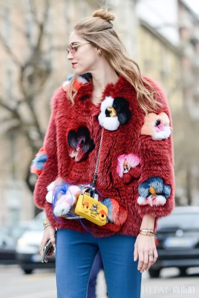 穿冬衣的季节，这9款发型简单又时髦