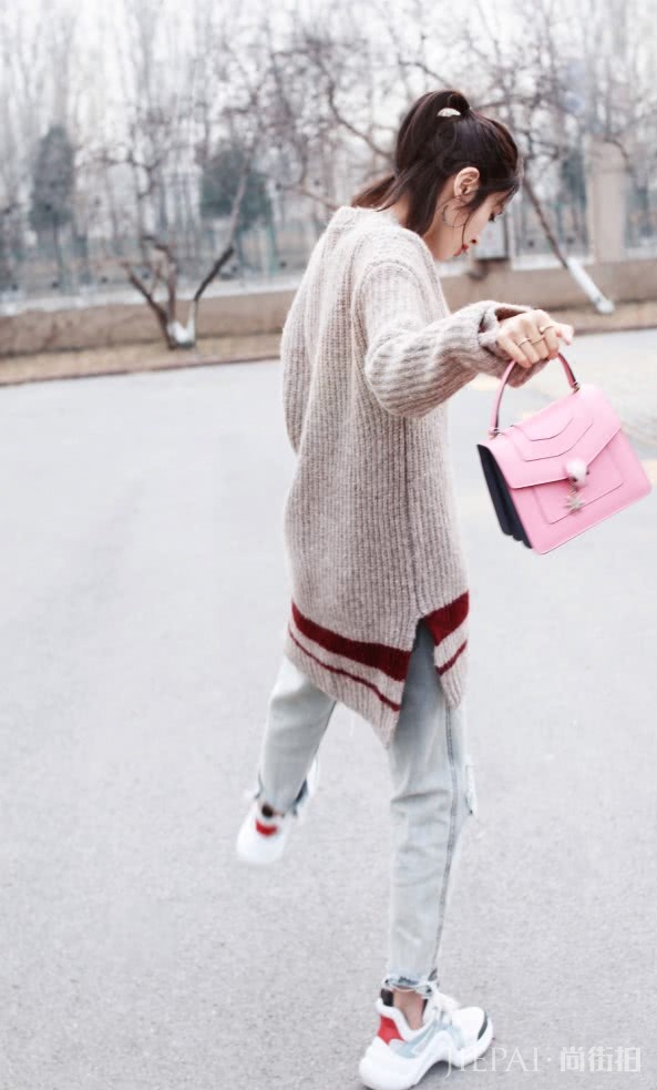 唐艺昕抽屉裤搭配毛衣,超洋气!