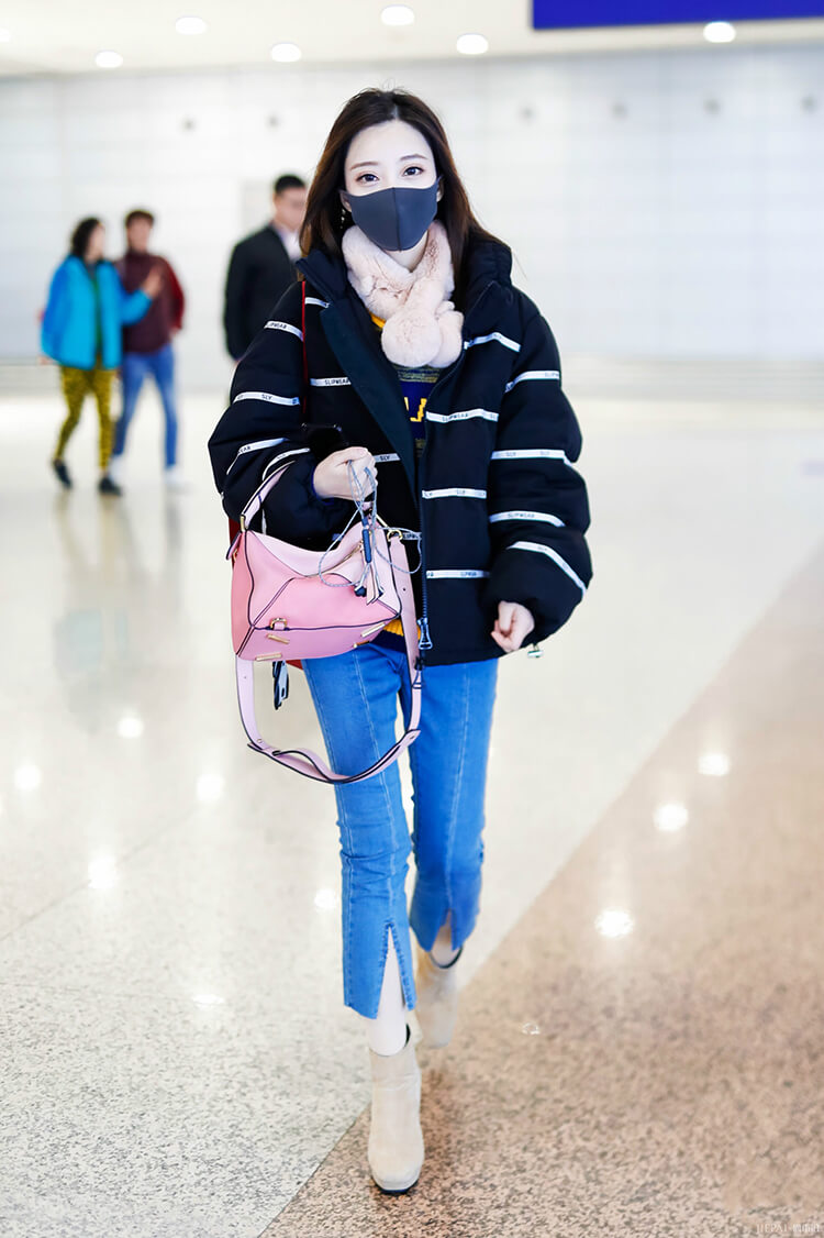 冯提莫腿细得过分牛仔裤里面穿肉色秋裤