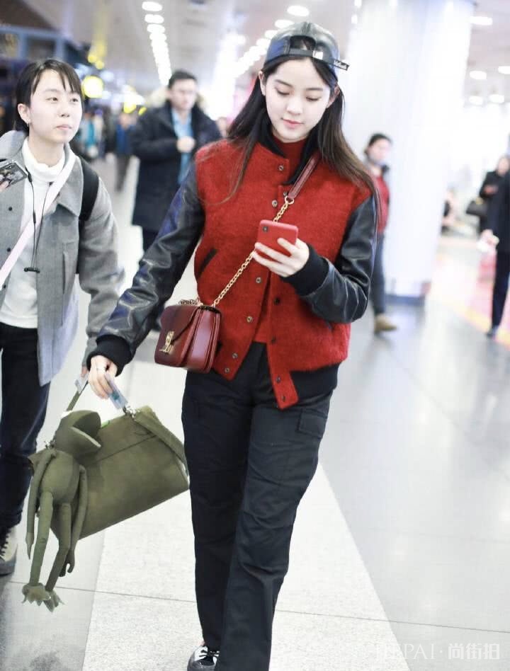 欧阳娜娜穿着皮衣配黑裤,秒变“摇滚女孩”