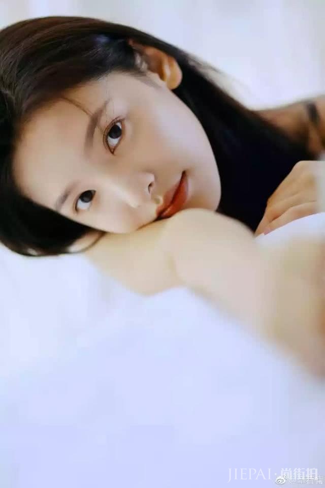 非科班出身、只演过一部作品,她成了春夏后的另一位“宝藏女孩”