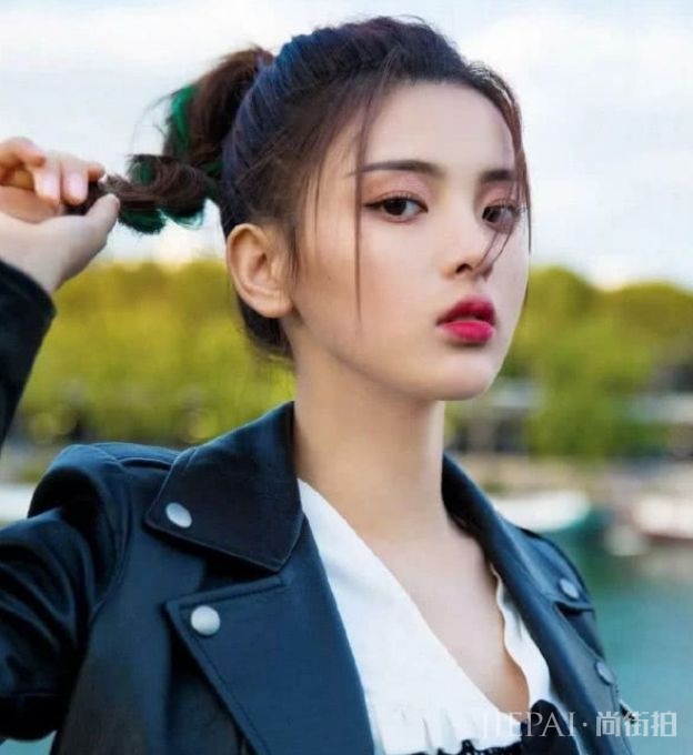 杨超越的“马赛克裙”,让人惊艳,网友:小可爱你的肚子怎么了?