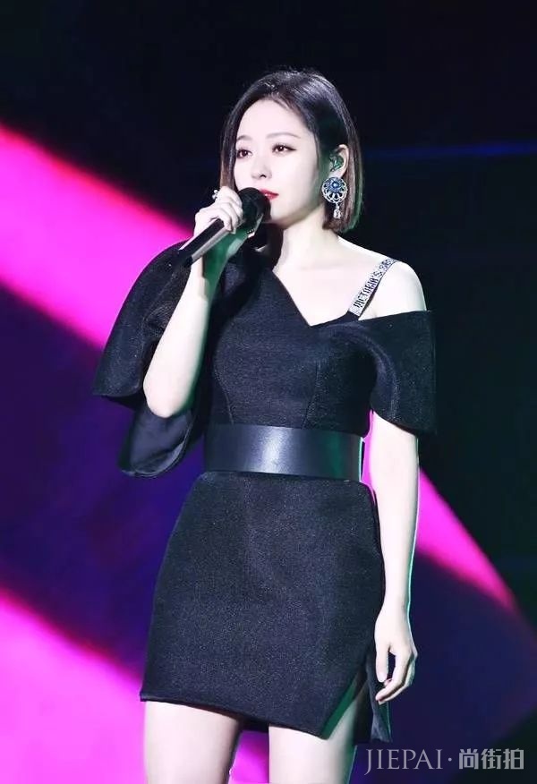 张靓颖挑战深v礼服,忘记自己什么身材了?