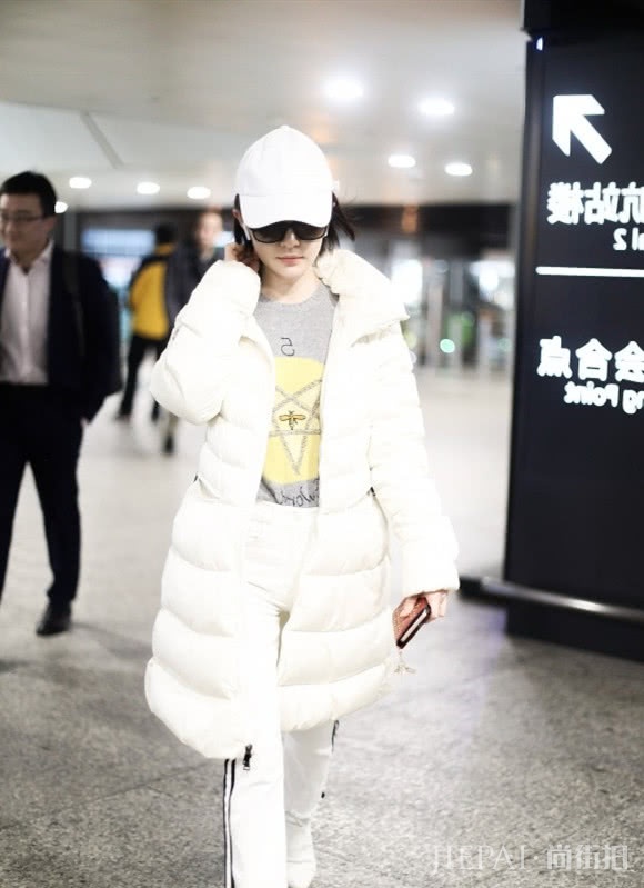 今年冬天用白色羽绒服抢镜，提升你的优雅形象