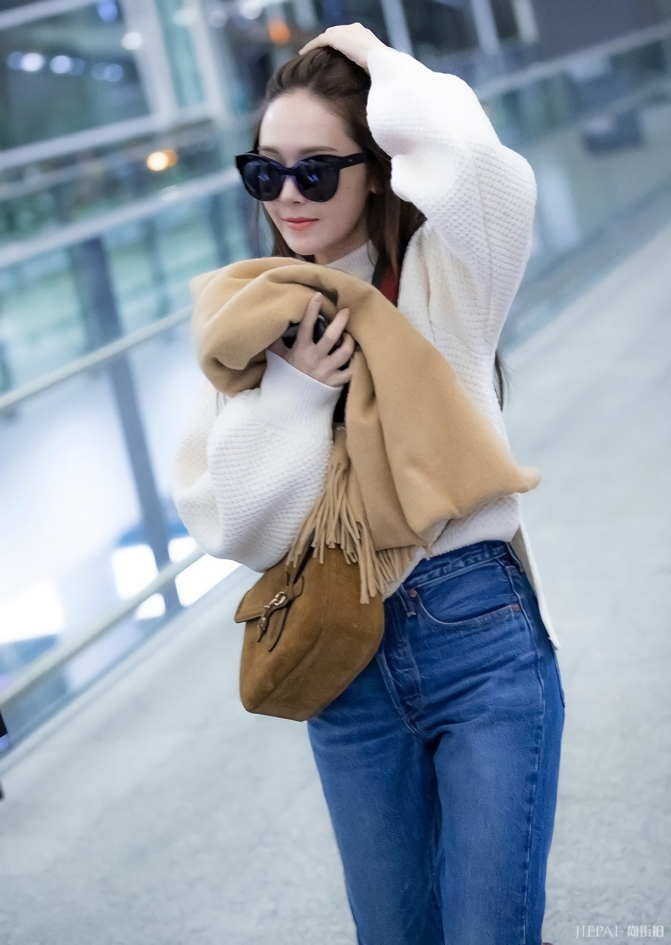 郑秀妍穿烂大街的衣服凹造型,原来是在拍洗发水广告?