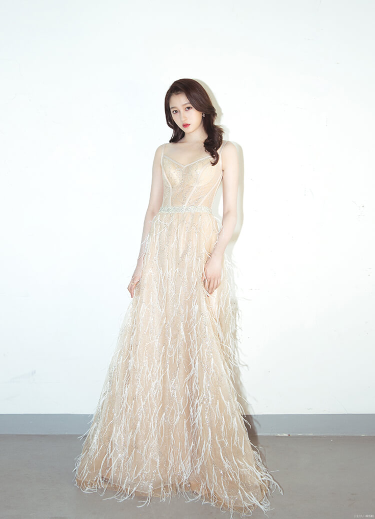 关晓彤穿孔雀蓝纱裙少女仙气飘飘,终于穿对了