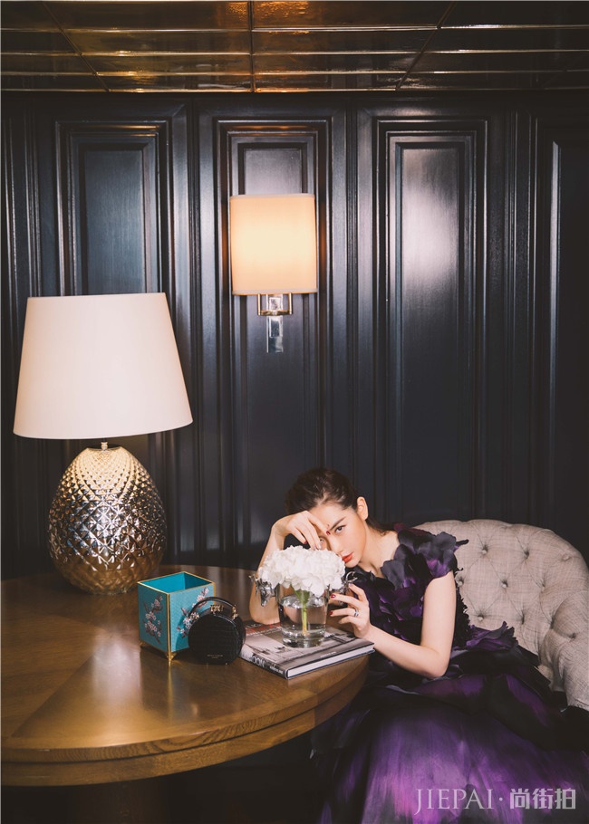 戚薇出席英国时尚典礼 两套礼服美艳亮相国际舞台