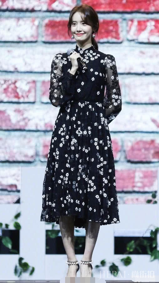 林允儿穿条碎花裙,下面竟然还吊着一串铃兰花?仙女配仙裙啊!