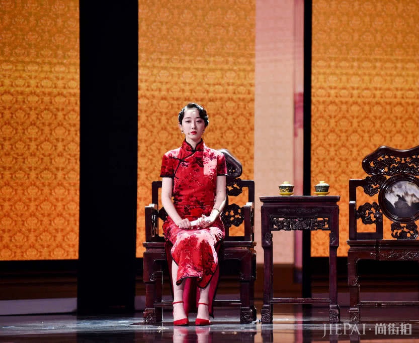 蒋梦婕无修图曝光,脸部僵硬白到发亮