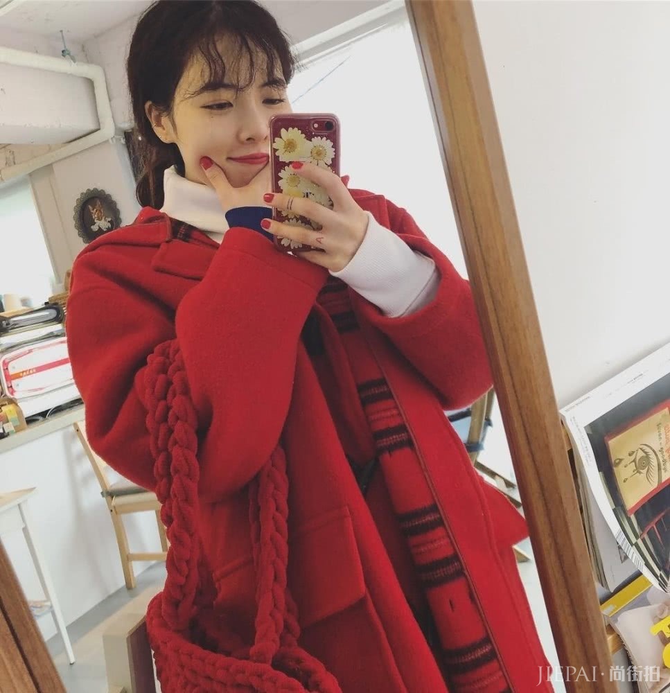 牛角扣大衣配什么裤子?马思纯搭配直筒裤温柔又时髦,真漂亮