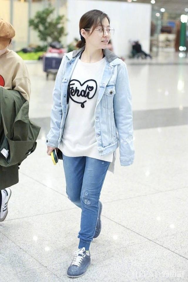 张靓颖机场又穿大羽绒服瘦腿裤,只是换个发型最少年轻10岁!