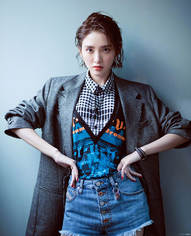 唐艺昕将刘海烫卷了,搭配短发俏皮又可爱