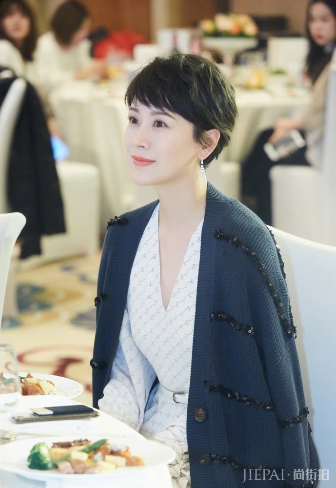 海清穿白色印花长裙 时尚又优雅